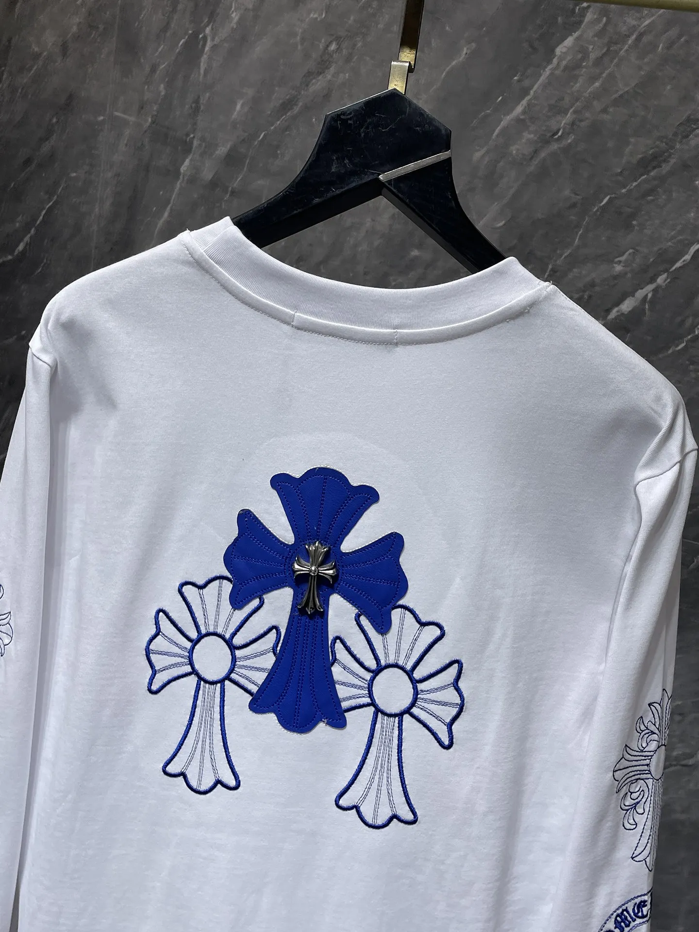 P180 Chrome Hearts🍁Long T Series🍁 Available simultaneously at counters❤️Fully upgraded fabrics! ! Crow Sanskrit letters blue cross arm horseshoe embroidered long-sleeved T. Re-engraved version 1:1 high weight original fabric 🌈Recommended colors: black white 🌈 Size: S, M, L, XL
